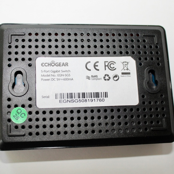 Expand your network's number of gigabit Ethernet ports with this unmanaged - Picture 5 of 8